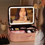 Charger l'image dans la galerie, Trousse de maquillage de voyage avec miroir lumineux LED – Luminosité et rangement réglables
