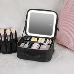 Charger l'image dans la galerie, Trousse de maquillage de voyage avec miroir lumineux LED – Luminosité et rangement réglables
